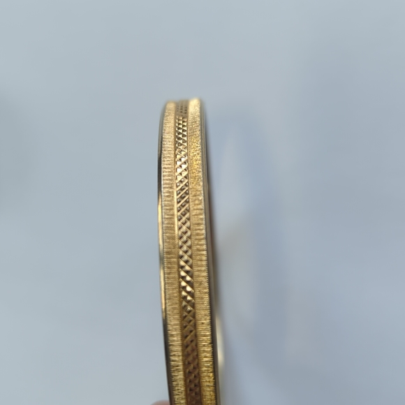 Vintage MONET Goldtone Bangle Bracelet - Picture 5 of 6